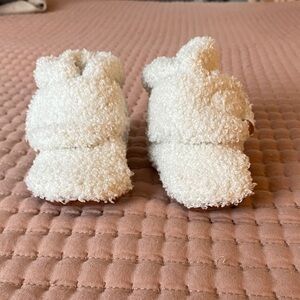 NWOT Goumi Sherpa booties
